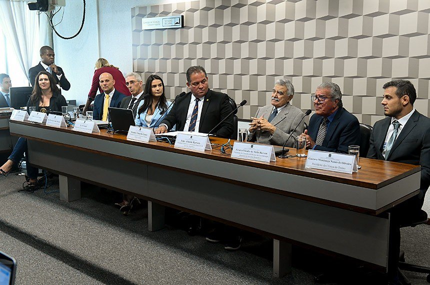 Senador Eduardo Gomes preside debate sobre Jiu-jitsu no ensino fundamental. Foto: Marcos Oliveira/Agência Senado. Fonte: Agência Senado